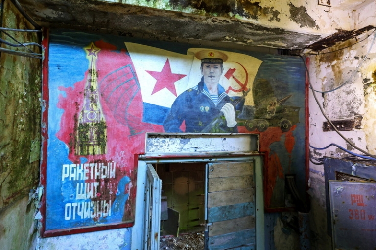 На фото: мозаика в заброшенной военной части в бухте Броутона на острове Симушир Южной группы островов Курильского архипелага.