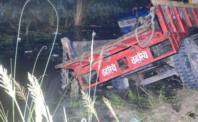 Жуткая авария с трактором и грузовиком погубила восемь человек, десятки пострадали