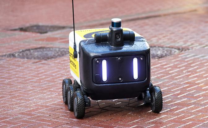 Московский музыкант подтвердил, что робот-доставщик два часа слушал его выступление