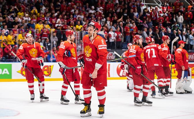 На фото: игрок сборной России Александр Овечкин (в центре)