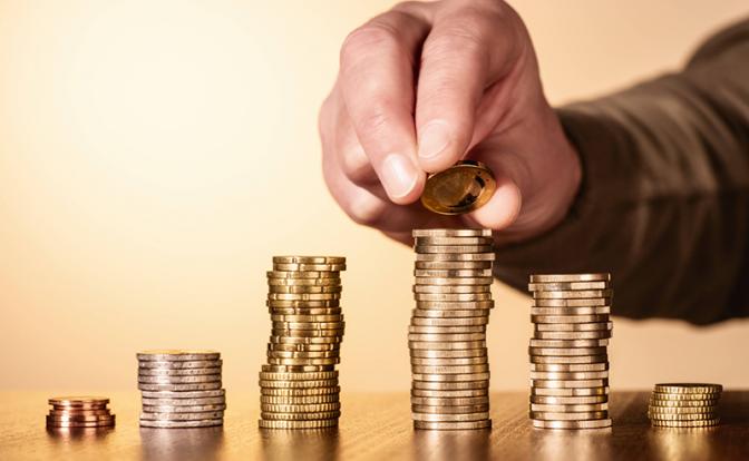 Экономист посоветовал копить на безбедную старость с 14 лет