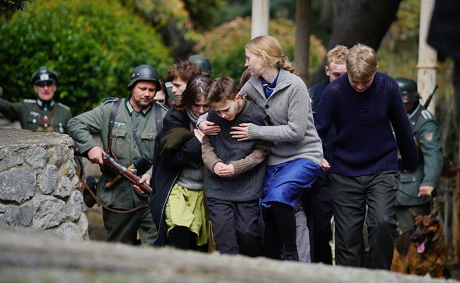 «Электроник» вместо Бэтмена: Российским подросткам предложили ответ Голливуду