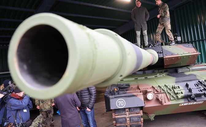 Европа дрессирует «стального дикобраза» и кормит его железной дрянью