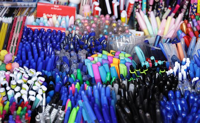 Скоро в школу: химик предупредил о токсичной канцелярии