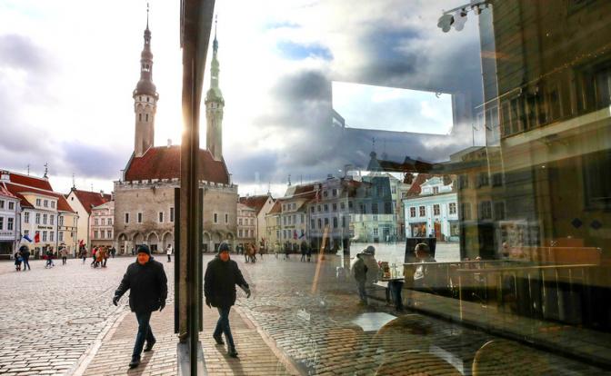 На фото: вид на ратушу и Ратушную площадь, Таллин, Эстония.