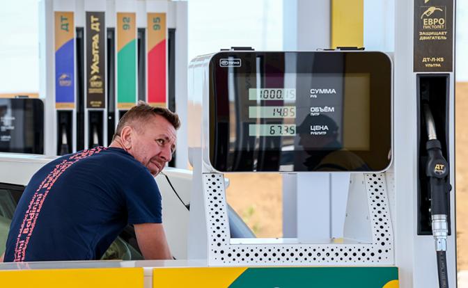 Шок на заправке: нефтепроизводители решили ремонтировать поврежденные украинскими дронами НПЗ за счет автовладельцев