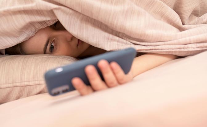 «Гниение в кровати»: психолог объяснила, почему опасно валяться в постели с телефоном