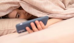 «Гниение в кровати»: психолог объяснила, почему опасно валяться в постели с телефоном