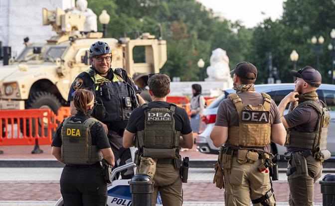 На фото: сотрудники Управления по борьбе с наркотиками во время патрулирования улиц Вашингтона