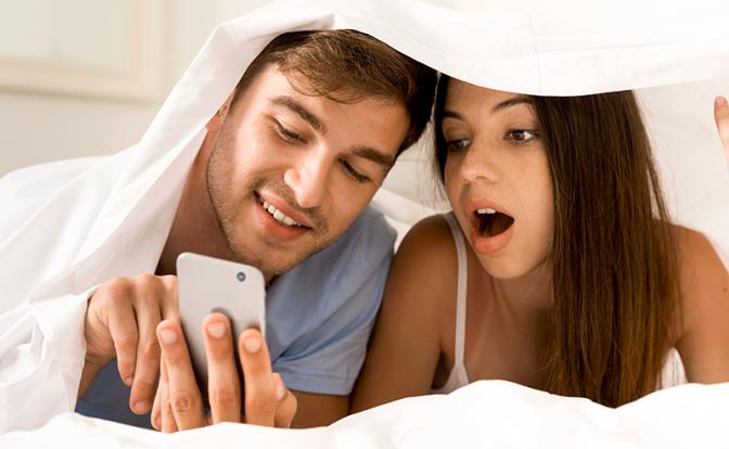 Любовь в эпоху скроллинга: сексолог рассказала о новой форме близости