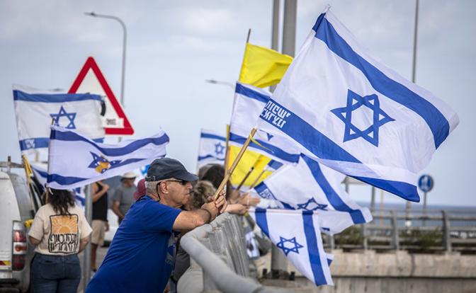 Евреи против Израиля: Век потрясений, Тень диктатуры