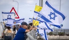 Евреи против Израиля: Век потрясений, Тень диктатуры