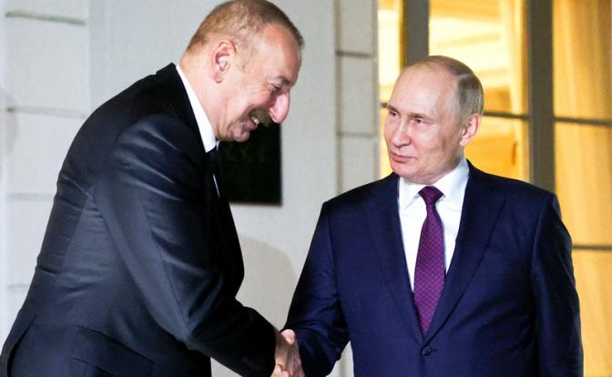 На фото: президент РФ Владимир Путин и президент Азербайджана Ильхам Алиев (справа налево).