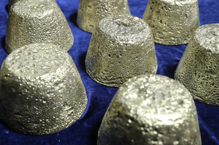 На фото: лигатурное золото в плавильном отделении золотодобывающего предприятия АО "Южуралзолото Группа Компаний" на Светлинском месторождении. Предприятие основано в 1976 году. Добыча золотосодержащей руды осуществляется подземным и открытым способами.