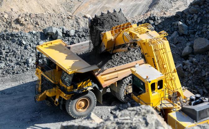 На фото: погрузка руды в самосвал Комацу (Komatsu) во время добычи руды открытым способом на Светлинском месторождении золотодобывающего предприятия АО "Южуралзолото Группа Компаний", 2021 год.