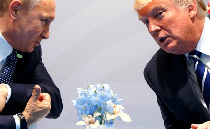 На фото (слева направо): президент России Владимир Путин и президент США Дональд  Трамп.