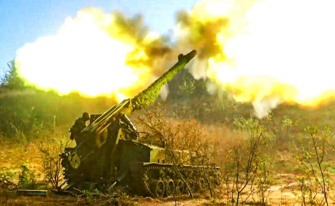 На фото: боевая работа расчетов самоходных артиллерийских установок (САУ) в зоне СВО.