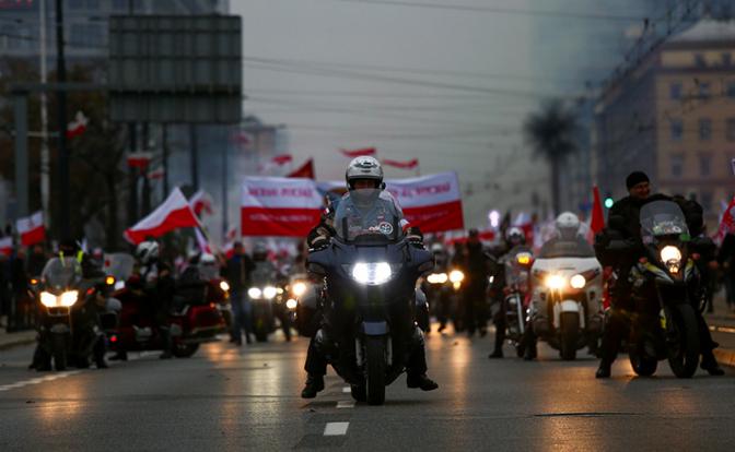 Автопробег «Понары-Катынь» с заездом в Медное и Куропаты стартовал в субботу, 23 августа, в Варшаве у Могилы Неизвестного Солдата.