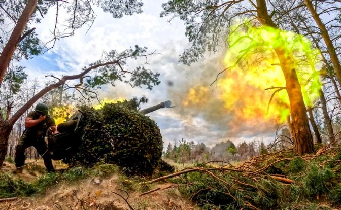 На фото: военнослужащий артиллерийского подразделения во время боевой работы расчета 122-мм гаубицы Д-30 в зоне СВО.