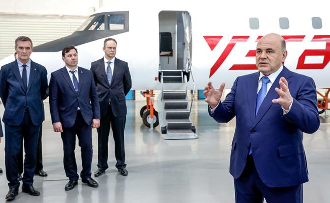 На фото (справа): премьер-министр России Михаил Мишустин.