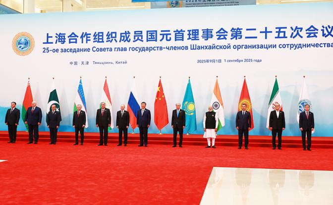 На фото: президент РФ Владимир Путин (шестой слева) во время совместного фотографирования глав делегаций-участников заседания Совета глав государств-членов ШОС в конгрессно-выставочном центре "Мэйцзян".