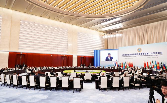На фото: заседание Совета глав государств - членов Шанхайской организации сотрудничества (ШОС) в конгрессно-выставочном центре "Мэйцзян".