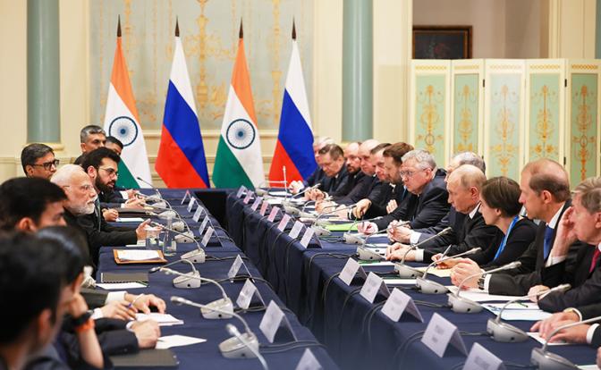На фото: президент РФ Владимир Путин (четвертый справа) и премьер-министр Индии Нарендра Моди (третий слева) во время встречи с премьер-министром Республики Индии Нарендрой Моди