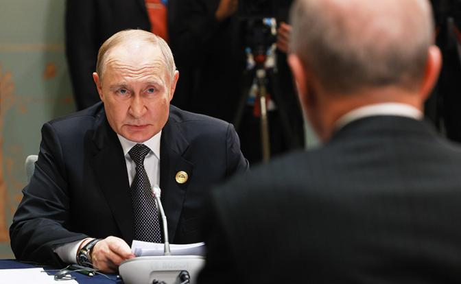 На фото: президент РФ Владимир Путин и президент Турции Реджеп Тайип Эрдоган (слева направо) во время встречи в отеле "Ритц-Карлтон".