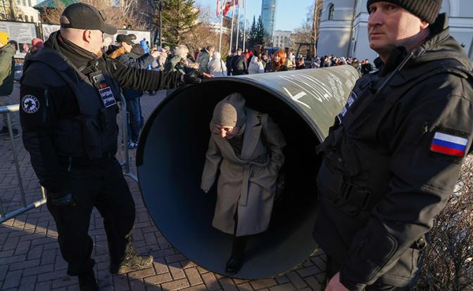 На фото: на выставке, посвященной операции "Поток" по заходу в тыл группировки ВСУ в Судже в Екатеринбурге. Диаметр установленной трубы протяженностью 16м точности соответствует диаметру потока, обеспечившего проход военнослужащим ВС РФ.