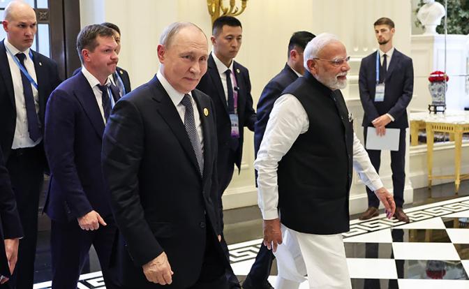 На фото: президент РФ Владимир Путин и премьер-министр Индии Нарендра Моди (слева направо на первом плане)