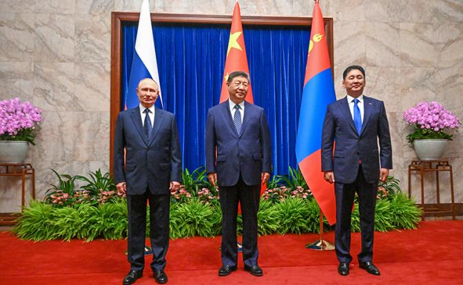 На фото: президент РФ Владимир Путин, председатель КНР Си Цзиньпин и президент Монголии Ухнаагийн Хурэлсух (слева направо)