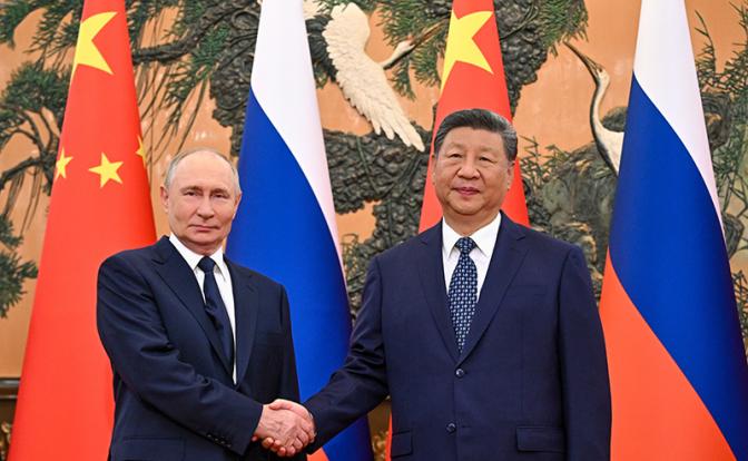 На фото: президент РФ Владимир Путин и председатель КНР Си Цзиньпин (слева направо) во время встречи в Доме народных собраний