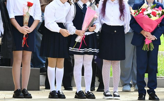 Дети падали в обморок от духоты на торжественной линейке в школе Омска