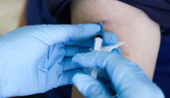 В Омске закончилась необходимая детям вакцина - родители бьют тревогу