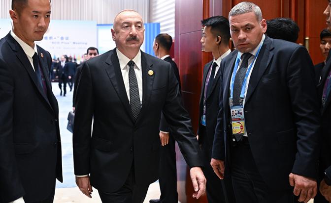 На фото: президент Азербайджана Ильхам Алиев (второй слева) после заседания в формате "ШОС плюс"