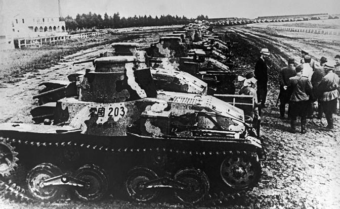 На фото: Манчжурия. Осень 1945 г. Японская военная техника во время передачи ее Красной Армии представителями командования Квантунской армии императорской армии Японии по окончании Второй мировой войны.