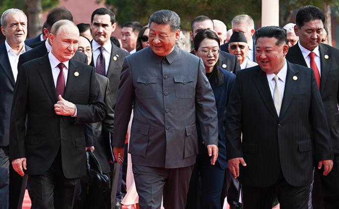 На фото: президент РФ Владимир Путин, председатель КНР Си Цзиньпин и лидер КНДР Ким Чен Ын (слева направо) перед военным парадом по случаю 80-й годовщины Победы китайского народа в войне сопротивления Японии