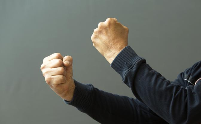 Толпа подростков жестоко избила заслуженного тренера в Свердловской области