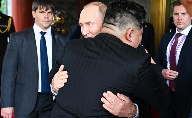 На фото: президент РФ Владимир Путин и лидер КНДР Ким Чен Ын (справа налево) после переговоров.