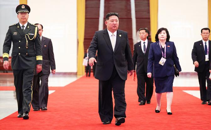 На фото: лидер КНДР Ким Чен Ын после встречи с президентом РФ Владимиром Путиным в зале переговоров резиденции Дяоюйтай.