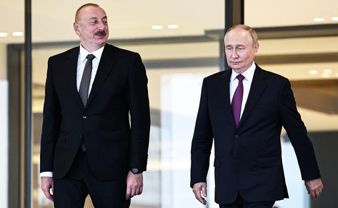 На фото: президент РФ Владимир Путин и президент Азербайджана Ильхам Алиев (справа налево)