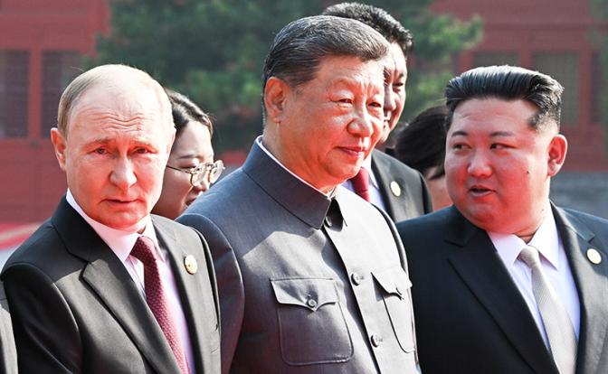 На фото: президент РФ Владимир Путин, председатель КНР Си Цзиньпин и лидер КНДР Ким Чен Ын (слева направо)