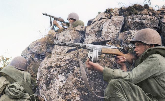 На фото: бойцы Красной армии на позиции в ходе советско-японской войны.