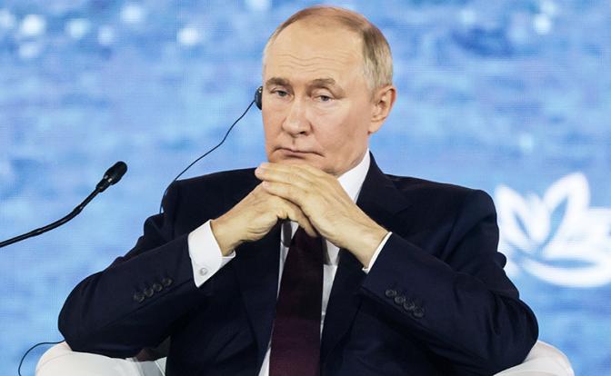 На фото: президент РФ Владимир Путин во время пленарного заседания Восточного экономического форума - 2025