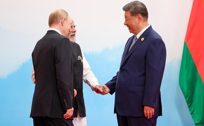На фото: президент РФ Владимир Путин, премьер-министр Индии Нарендра Моди и председатель КНР Си Цзиньпин (слева направо)