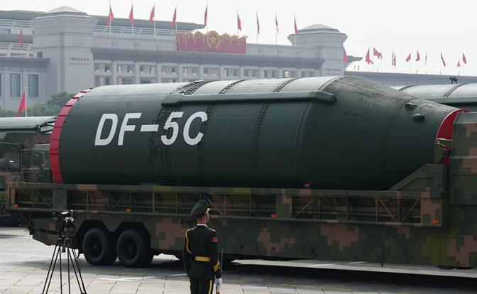 На фото: ракета Dongfeng 5 или DF-5с во время военного парада