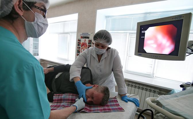 На фото: во время проведения гастроскопии.