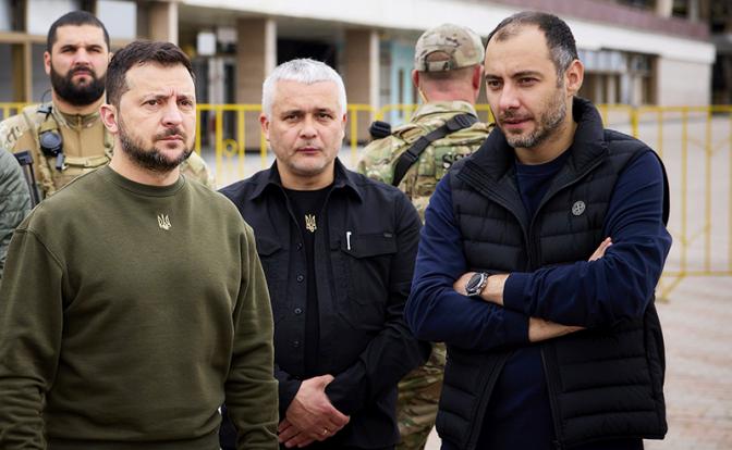 На фото: Владимир Зеленский и экс-министр инфраструктуры Украины Александр Кубраков (слева направо на переднем плане).