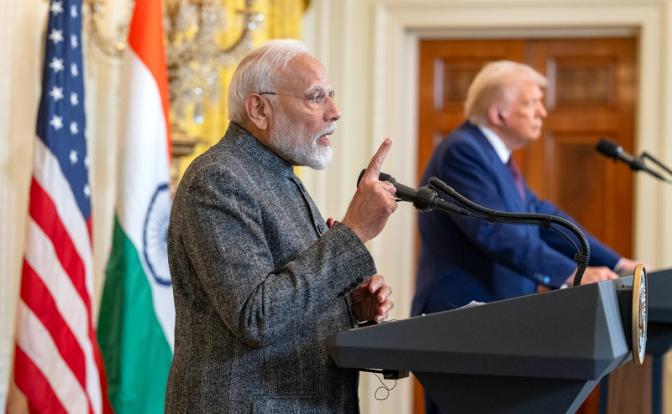 На фото (справа налево): президент США Дональд Трамп и премьер-министр Индии Нарендра Моди.