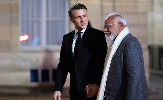 На фото: президент Франции Эммануэль Макрон (слева) и премьер-министр Индии Нарендру Моди.